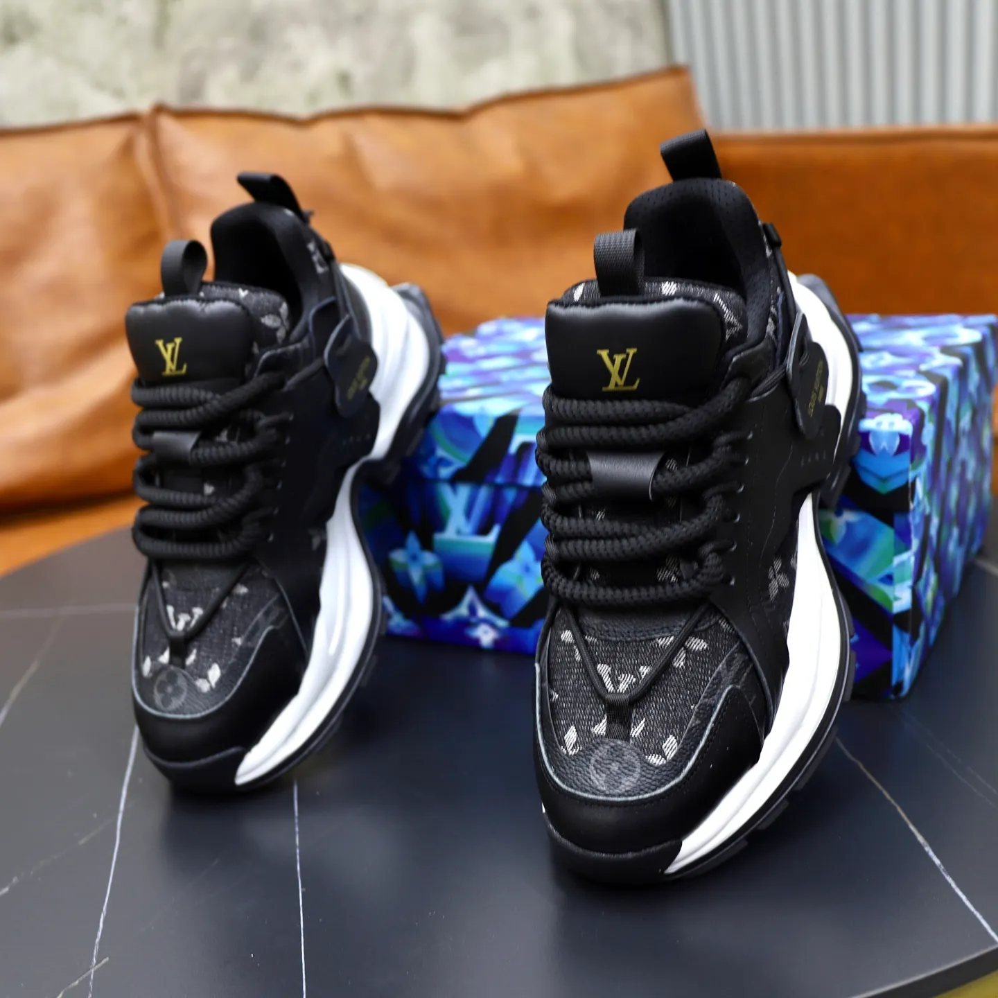 Ex-factory price: 600💰【LV】Louis Vuitton is a high-end brand of men's shoes, new model on the market, top luxury brand, the latest fashionable casual men's shoes, a trendy and versatile style, relaxed and sporty, with calfskin upper and ultra-fine workmanship. The original personalized fashionable rubber wear-resistant outsole is light and comfortable on the foot. Code number: 39-44 (45, 46 customized)